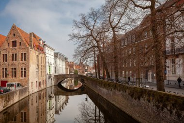 Brugge, Belçika kanalları boyunca güzel evler. Avrupa 'da turizm beldesi