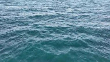 4k drone video uçuş okyanus, deniz üzerinde. Suya yakın.