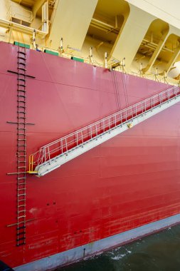 Pilot Merdiveni ve Geçidi ile Kargo Gemisi Gövdesi 'nin Yakın Çekimi. Denizcilik Erişim Güvenliği, Nakliye Operasyonları, Liman Altyapısı ve Deniz Endüstrisi Detayları