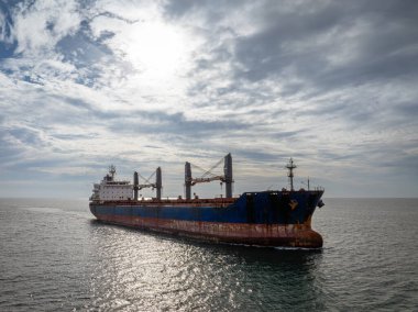 Kuru kargo gemisinin hava görüntüsü. Toplu taşıyıcı kargo gemisi. Gemi lojistik ve ulaşım sektörü.