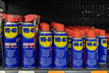 VARNA, BULGARIA - 24 Ekim 2024: WD-40 süpermarket rafında. Çoklu kullanım ürünü metali paslanma ve aşınmadan korur