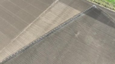 Bereketli tarım arazilerini sulayan Pivot Sulama Sistemi 'nin hava görüntüsü. Sürdürülebilir Ekin Büyümesi ve Toprak Suyu için Modern Tarım Teknolojisi