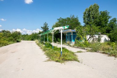 Terk edilmiş benzin istasyonu. Terk edilmiş yol kenarı benzin istasyonu