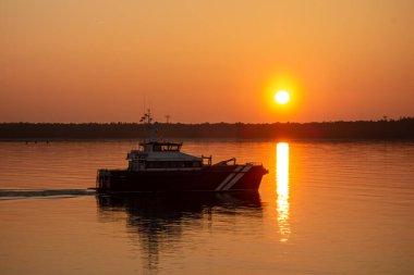 Modern kıyı destek gemisi. Offshore Taşımacılık, Deniz Mühendisliği, Denizcilik Endüstrisi, Sahil Seyahati, Nakliye ve Denizcilik Konsepti