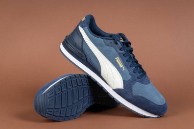 Varna, Bulgaristan - 16 Mayıs 2025. Modaya uygun Mavi Puma Sneakers. Spor ve Yaşam Tarzı İçin Gündelik Ayakkabılar. Puma, büyük bir Alman çokuluslu şirketi. Ürün çekimi