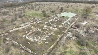Antik arkeolojik kazı alanının havadan görünüşü. Bulgaristan 'ın Dobrich kenti yakınlarındaki Palmatis kalesindeki büyük piskoposluk bazilikası.