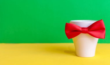 Kırmızı kelebek kravatlı babalar günü kupası.