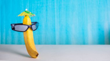 Deniz kenarında yaz tatili, deniz kenarında tatil kavramı, okyanus.