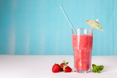 Yaz içkisi, iyi ve parlak içecekler.