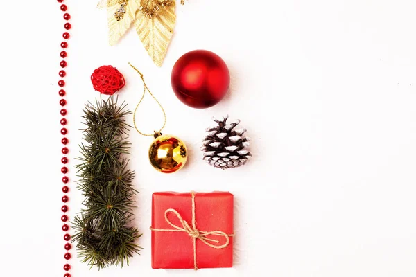 Hafif bir arka planda Noel düzeni, hafif bir arkaplanda neşeli nesneler