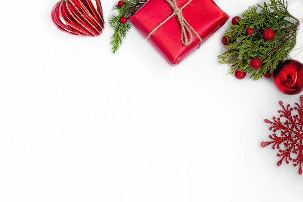 Ladin filizi, kırmızı hediye, Noel ağacı oyuncağı ve tümsek. Çok az. Uzayı kopyala