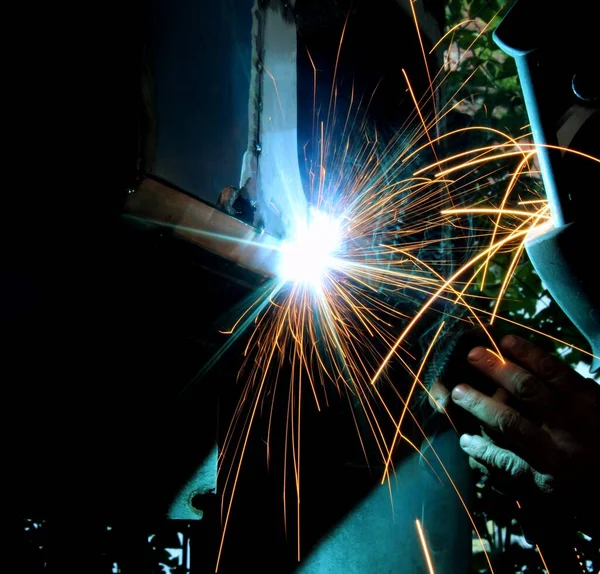 Soldaduras soldadoras de metal en la máquina con chispas —  Fotos de Stock