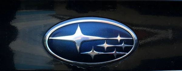 Närbild av Subaru-logotypen. Bilens logotyp. — Stockfoto