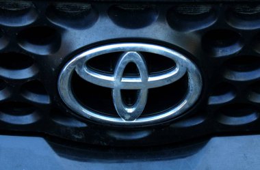 Toyota logosunun yakın çekimi. Arabanın logosu..
