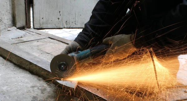 El trabajador corta el metal del coche por la rectificadora angular —  Fotos de Stock