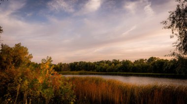 Krugloye Gölü 'nün sonbahar manzarası. Doğal park 