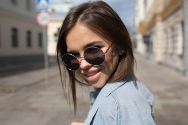 Güneş gözlüklü genç bir kadının portresi..