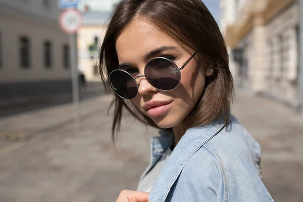 Retrato de una joven en gafas de sol. — Foto de Stock