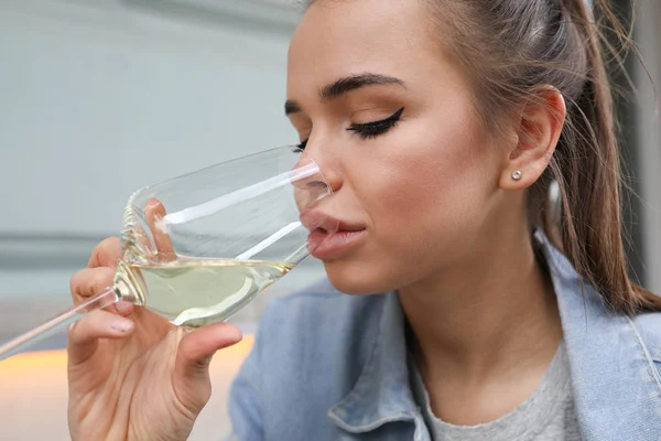 一个美丽的女孩的肖像与一杯白葡萄酒. — 图库照片