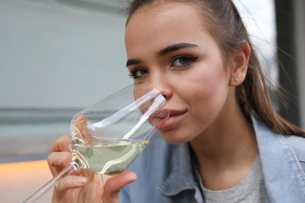 Retrato de una hermosa chica con una copa de vino blanco . — Foto de Stock