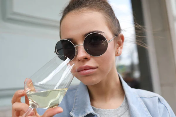 Retrato de una hermosa chica con una copa de vino blanco . — Foto de Stock
