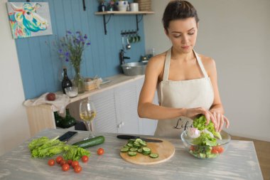 Kadın mutfakta salata hazırlanıyor. Kadın yemek. Sağlıklı gıda - sebze salatası.