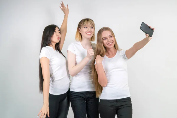 Schöne lustige Mädchen machen Selfie. Mädchen in weißen T-Shirts. — Stockfoto