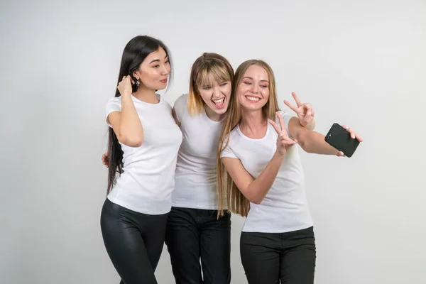 Krásné vtipné dívky udělat selfie. Dívky v bílých tričkách. — Stock fotografie