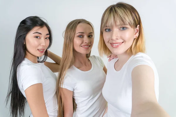 Güzel komik kızlar selfie olun. Beyaz T-shirt kızlarda. — Stok fotoğraf