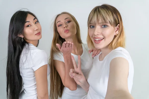 Güzel komik kızlar selfie olun. Beyaz T-shirt kızlarda. — Stok fotoğraf