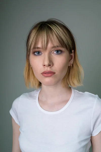 Retrato de uma menina bonita com cabelo loiro curto . — Fotografia de Stock