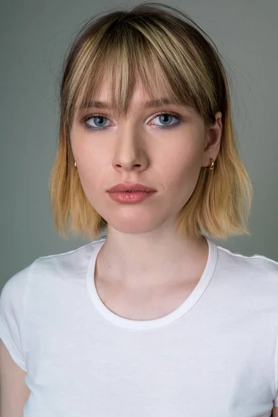 Porträtt av en vacker flicka med kort blont hår. — Stockfoto