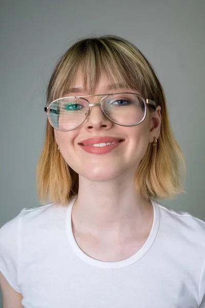 Портрет красивой девушки в очках с короткими светлыми волосами . — стоковое фото