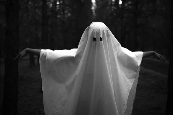 Kvinna i halloween ghost kostym i skogen. — Stockfoto