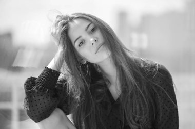 Pencere arka plan üzerinde çekici bir kız portresi.