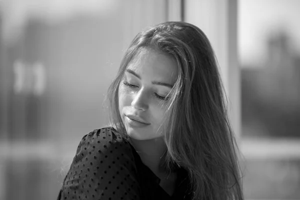 Retrato de una chica atractiva sobre un fondo de ventana . — Foto de Stock