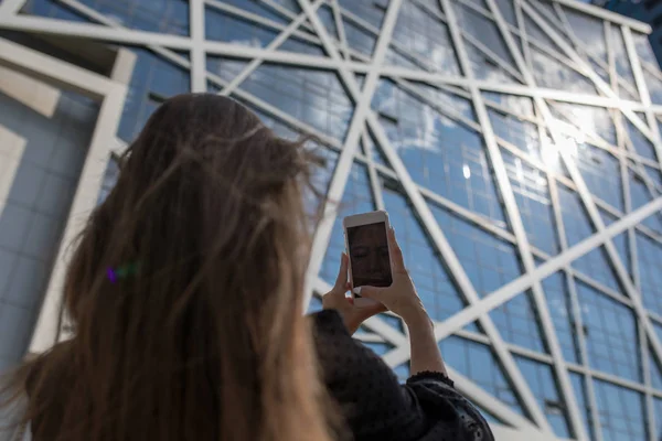 Kız bir fotoğraf, şık bir bina yapar.