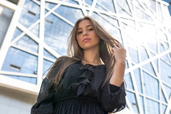 Kız bir şık modern binanın arka plan üzerinde.