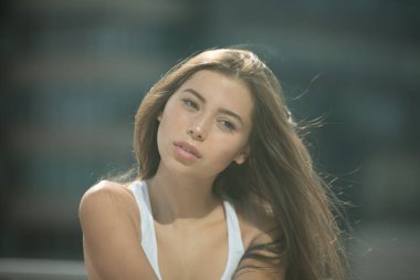 Genç ve güzel bir kadının portresi.