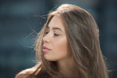 Genç ve güzel bir kadının portresi.