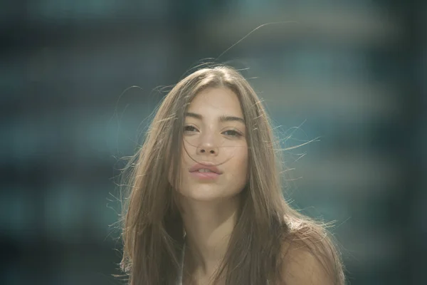 Retrato de uma jovem mulher bonita. — Fotografia de Stock