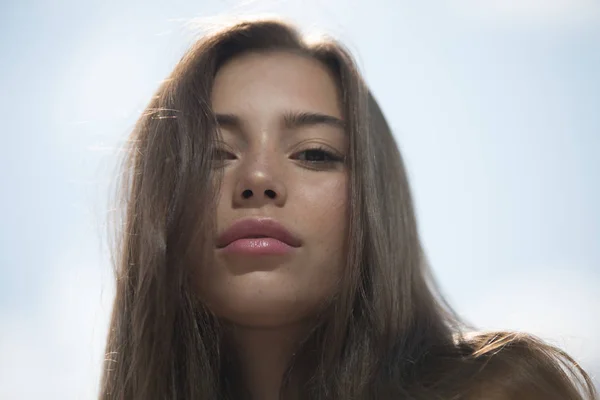 Retrato de uma jovem mulher bonita. — Fotografia de Stock