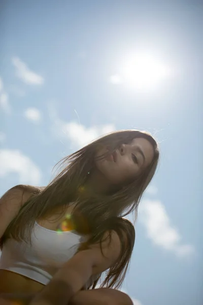 Retrato de una joven mujer hermosa en el fondo del cielo . —  Fotos de Stock