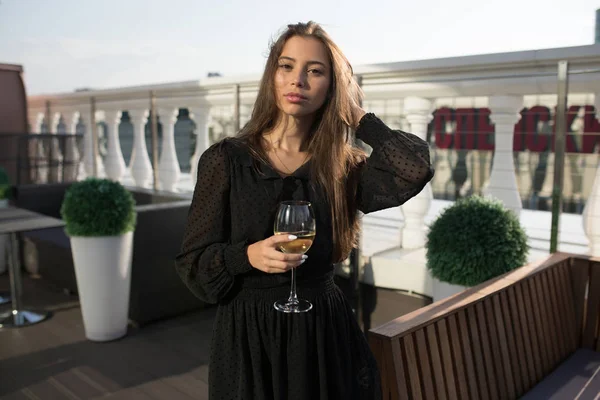 젊은 여자는 와인 레스토랑의 테라스에 서 있는. — 스톡 사진
