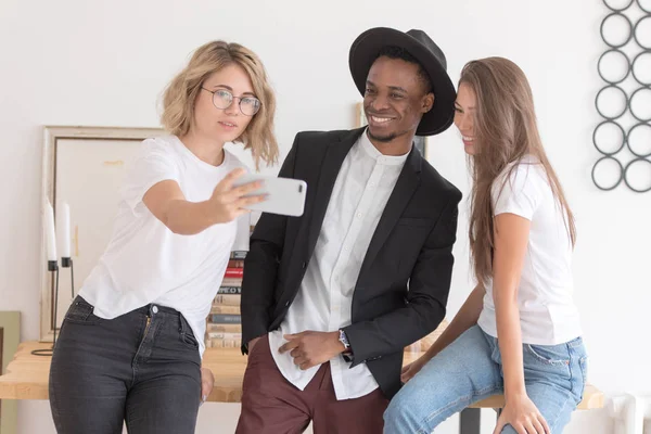 Grupo multirracial de amigos hacen una selfie . — Foto de Stock