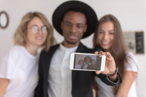 Többnemzetiségű baráti társaság, hogy egy selfie. — Stock Fotó