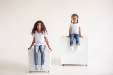 Beyaz t-shirt sevimli küçük Afrikalı-Amerikalı kız. Mock-up.