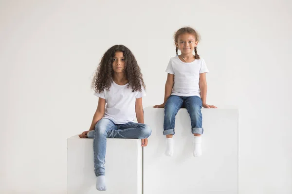 Cute little african american girls in white t-shirts. Mock-up. — Stock Photo, Image