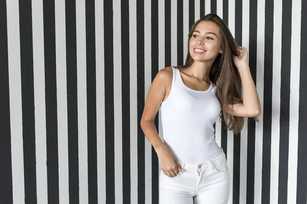 Atractiva Joven Camiseta Blanca Blanco Mock —  Fotos de Stock