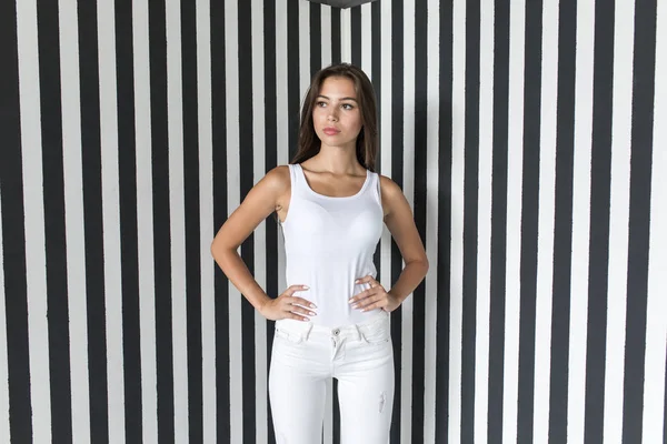 Atractiva joven en camiseta blanca en blanco. Mock-up . —  Fotos de Stock